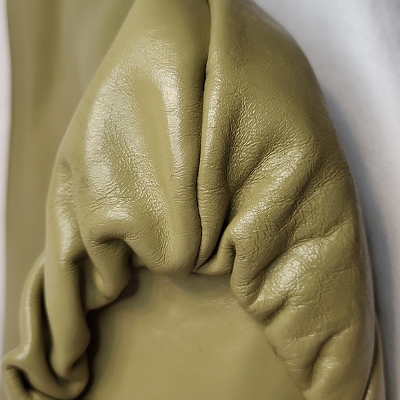 Vintage small green+gold crossbody bucket bag, zipper closure velvety interior. - Picture 8 of 16